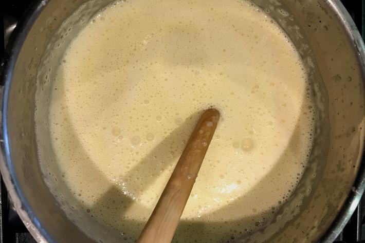 mezcla de yemas, leche y azucar